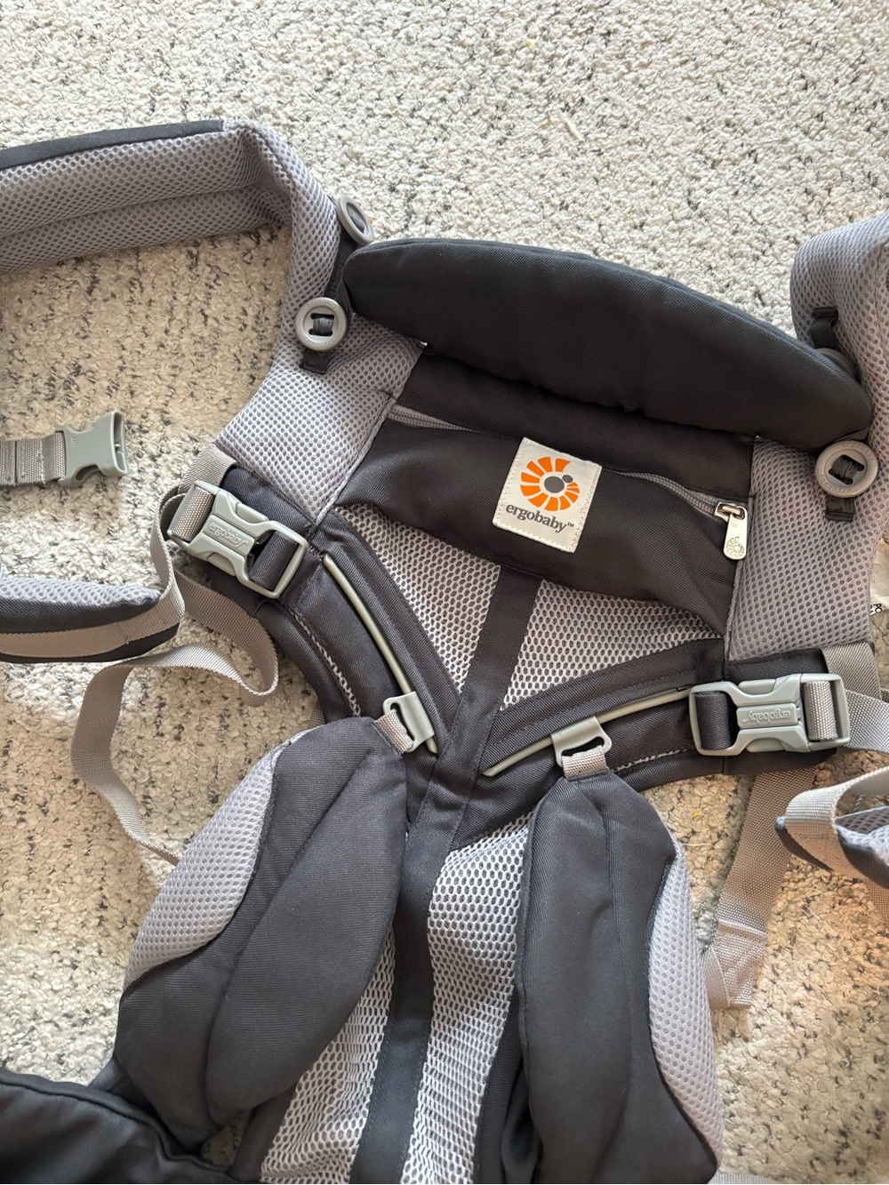 Ergobaby Omni 360 Cool Air Mesh carry in carbon grey